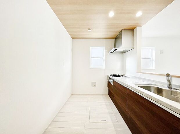 〜Kitchen〜　自然光が入る窓のあるキッチン☆毎日使う場所だからこそ、使い勝手を考慮しました。ゆったりとしたキッチンコーナーは質感豊かな仕上がりとなっております。