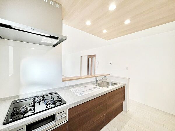 ～Kitchen～  リビングが見渡せるカウンターキッチン。  料理をしながら家族とコミュニケーションをとれるだけでなく、大きな開放感も得ることができます。  お子様の成長も感じることができますね！