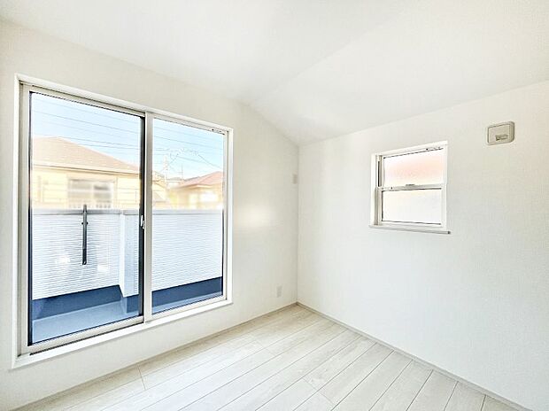 ~Bed Room~ 2面採光を確保した明るい室内は、風通しも良く、大変居心地の良い空間となっております。爽やかな風を感じて起きる朝は、快適生活の始まりに!日当たりや通風がとても良い住まい♪