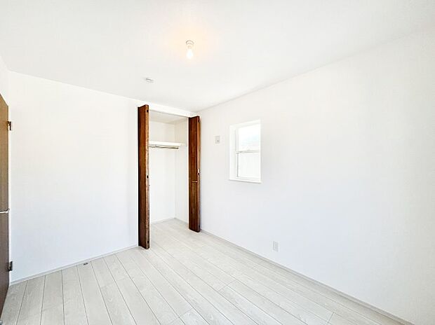 ~Bed Room~ 子供部屋はお子様にとって大変重な役割があります。子供一人で過ごす空間を与えることで、宿題や勉強時間も自然と増えまた自ら部屋の片付けや掃除なども促すことに繋がります。