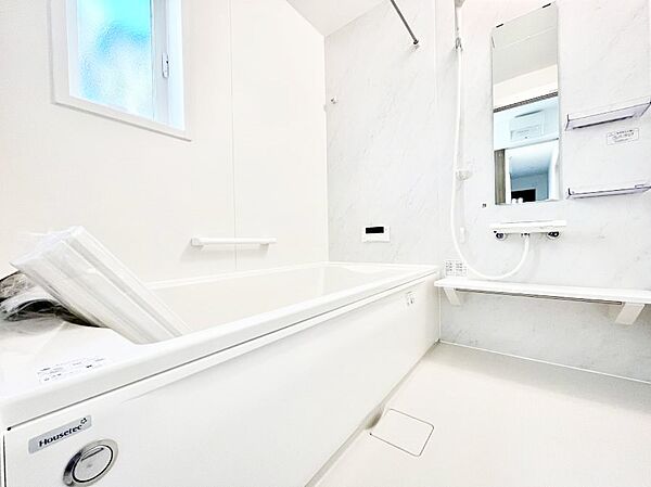 ～Bath Room～　ゆったりと足を伸ばして入浴することが可能！一日の疲れを癒す貴重なバスタイムです。お子様とご一緒でも十分な広さなので、リビングとは違った家族団欒のひと時をお楽しみいただけます。