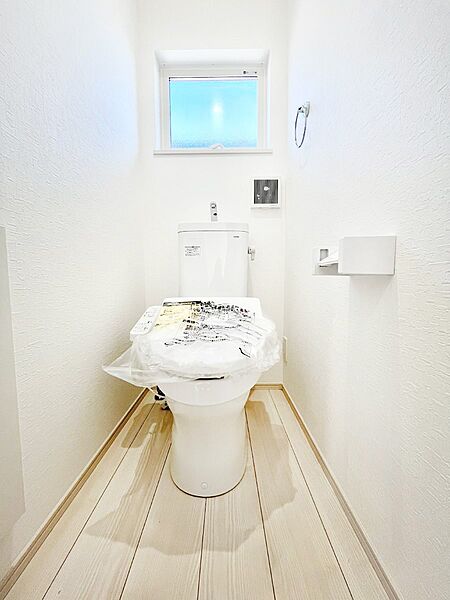 ～Toilet～　綺麗・スッキリ・快適なウォシュレット付トイレでくつろげる空間です。トイレは毎日使わざるを得ないもの。いつも清潔を保ちたいですね。トイレが2ヶ所あるので朝の混雑時に便利です！