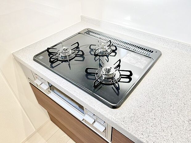 ガスコンロはSiセンサー搭載。火力調節や焦げ付き・消し忘れも防いでくれます。