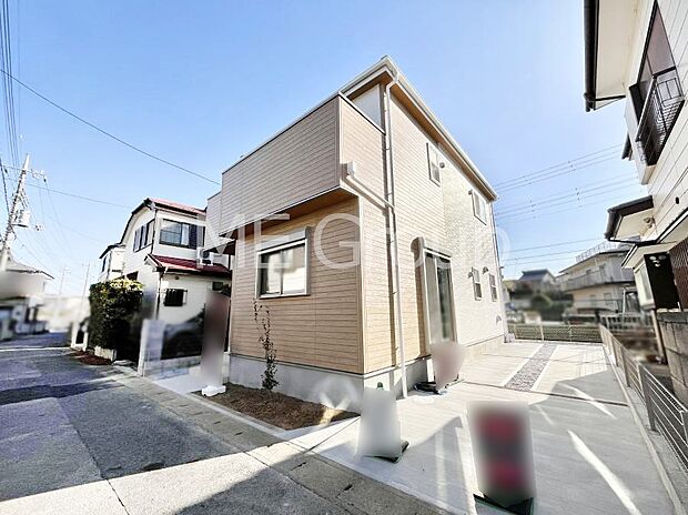 ~Exterior~ 前面道路:西 4.03m 公道 前面道路は閑静な住宅地をはしる車通りの少ない道路。ご不明点・現地見学のご希望は、お気軽にお問い合わせください!