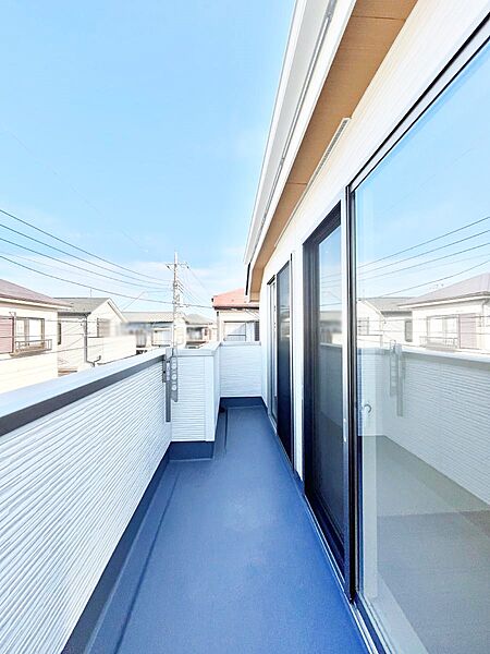 ～Balcony～  バルコニーは温かい陽がさしこみ、お布団や洗濯物を気持ちよく干すことができます。  使いやすく開放的なバルコニーです♪陽ざしがたっぷり降り注ぐ、バルコニー付き住まい。