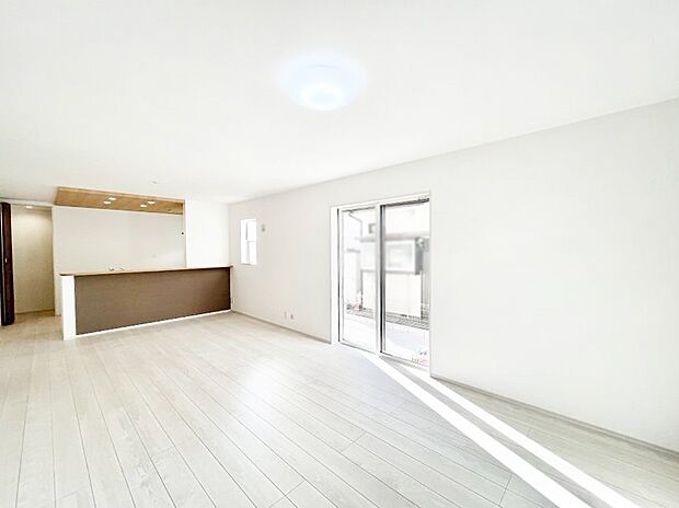 ~Living~ 家族の食事や団らんのほか、子どもを遊ばせたり、友人を招いたりするLDKは住まいの中心。長時間過ごす場所だから、その空間は住まい全体の居心地を左右します。