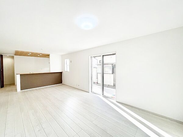 ～Living～　家族の食事や団らんのほか、子どもを遊ばせたり、友人を招いたりするLDKは住まいの中心。長時間過ごす場所だから、その空間は住まい全体の居心地を左右します。