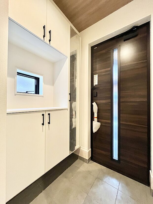 明るい玄関はお客様をお出迎えするのにぴったりです!