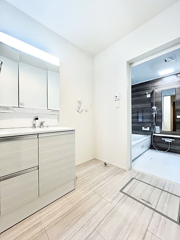 清潔感のある快適空間です。毎日の身支度も気持ち良くお使い頂けます。