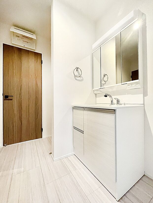 収納力と機能性に優れた洗面化粧台