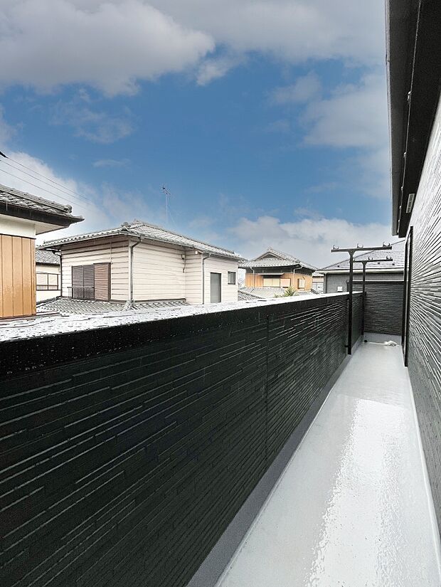 暖かな陽光が降り注ぐバルコニーはお洗濯におすすめ。爽やかな風も心地よいです。