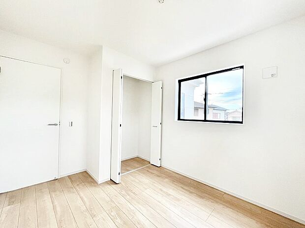 〜Bed Room〜　子供部屋はお子様にとって大変重な役割があります。子供一人で過ごす空間を与えることで、宿題や勉強時間も自然と増えまた自ら部屋の片付けや掃除なども促すことに繋がります。