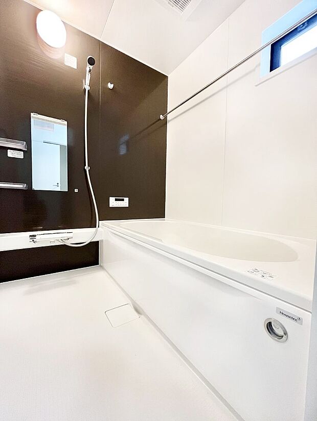 〜Bath Room〜　落ち着いた雰囲気の浴室で明日に向けてリフレッシュ。浴室乾燥機能も付いているので隣の洗濯機置き場で洗い上がった洗濯物を、雨の日も天気を気にせず乾燥させることも可能です。