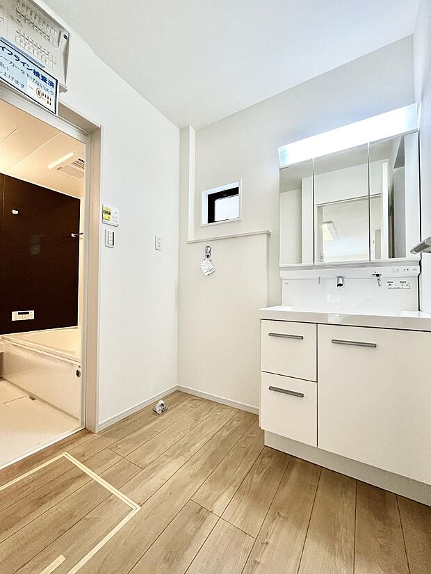 〜Dressing Room〜　暗くなりがちな洗面所も窓があると採光と換気が可能なので気持ちよくお使い頂けます。三面鏡タイプの洗面台は鏡裏収納で散らかりがちな洗面所もスッキリ♪