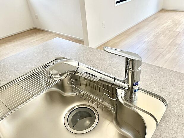 いつでも清潔なおいしいお水を。一つの水栓で水道水と浄水を使い分け。