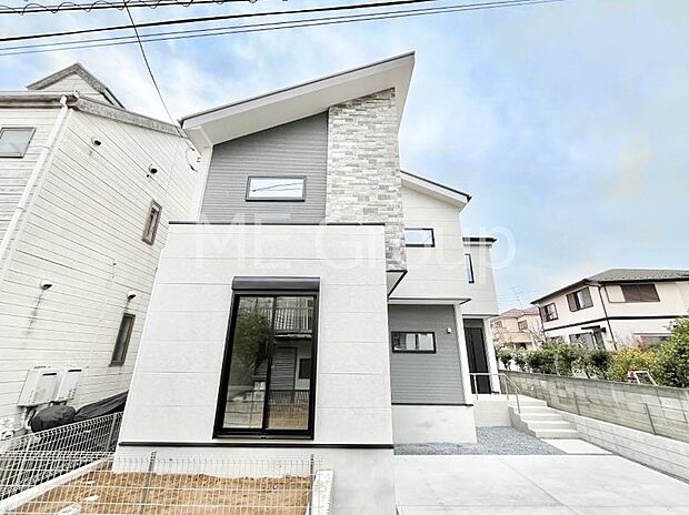 〜Exterior〜　一戸建ての大きなメリットは、自分達の「土地」を「自由に」使える事です。ガーデニングやＤＩＹ，車やバイクの趣味など様々な用途で利用できます。