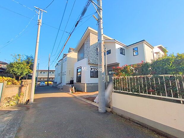 前面道路：  閑静な住宅地をはしる車通りの少ない道路。  駐車の出し入れもらくらくです！ご不明点・現地見学のご希望は、お気軽にお問い合わせください！  周辺には買い物環境も充実♪