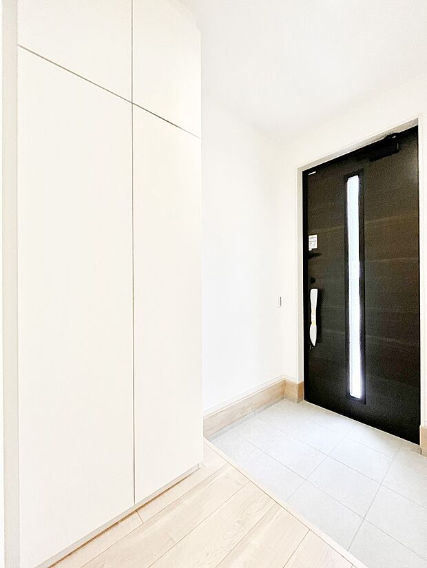 玄関ドアにスリッドラインが入っているので光の演出をしてくれます!