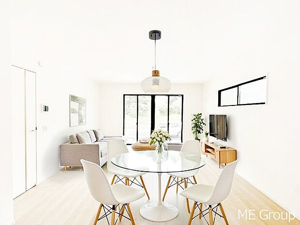 大きな窓からたっぷりの陽光と風を感じられるリビング ※家具はCGです