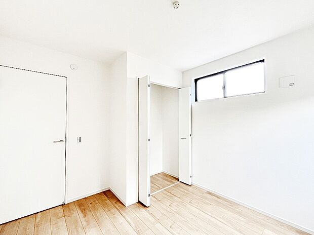 お子さまのお部屋としても!衣類の整理整頓に便利なクローゼット付きの洋室。