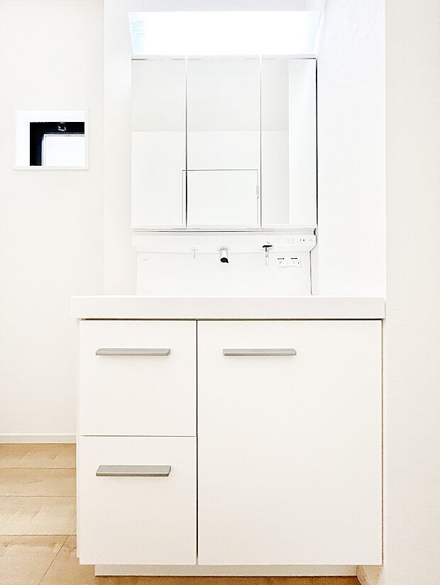 三面鏡キャビネット・シャワー付き洗面化粧台で忙しい朝の身支度もスムーズに!