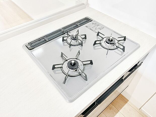 ガスコンロはSiセンサー搭載。火力調節や焦げ付き・消し忘れも防いでくれます。