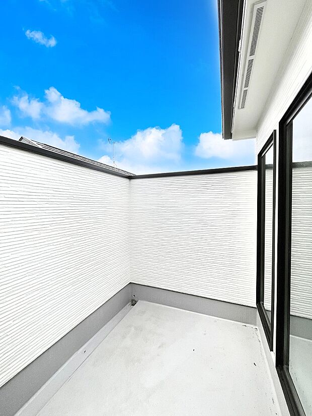 暖かな陽光が降り注ぐバルコニーはお洗濯におすすめ。爽やかな風も心地よいです。