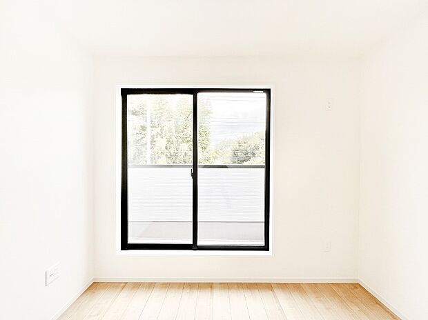 バルコニーが明るさと開放感を演出!朝スッキリと目覚められそうですね!