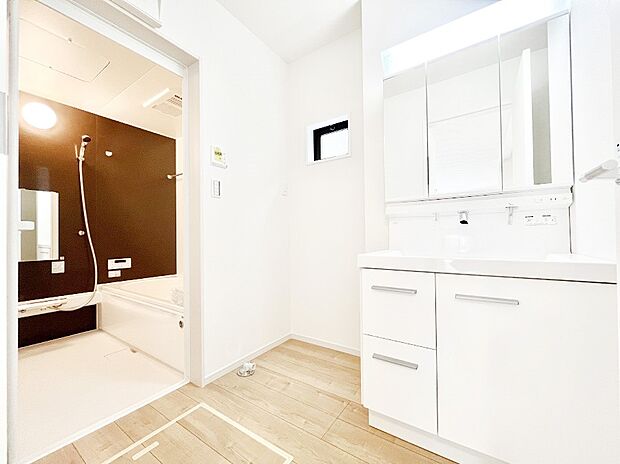 柔らかな朝の光を感じられる窓がついた洗面室