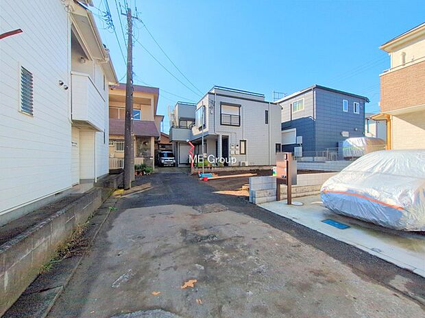 〜Exterior〜　前面道路：南東 4m 私道　前面道路は閑静な住宅地をはしる車通りの少ない道路。駐車の出し入れもらくらくです！ご不明点・現地見学のご希望は、お気軽にお問い合わせください！