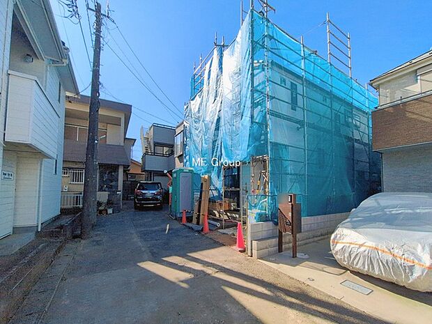 〜Exterior〜　前面道路：南東 4m 私道　前面道路は閑静な住宅地をはしる車通りの少ない道路。駐車の出し入れもらくらくです！ご不明点・現地見学のご希望は、お気軽にお問い合わせください！