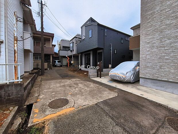 ~Exterior~ 前面道路:南東 4m 私道 前面道路は閑静な住宅地をはしる車通りの少ない道路。駐車の出し入れもらくらくです!ご不明点・現地見学のご希望は、お気軽にお問い合わせください!