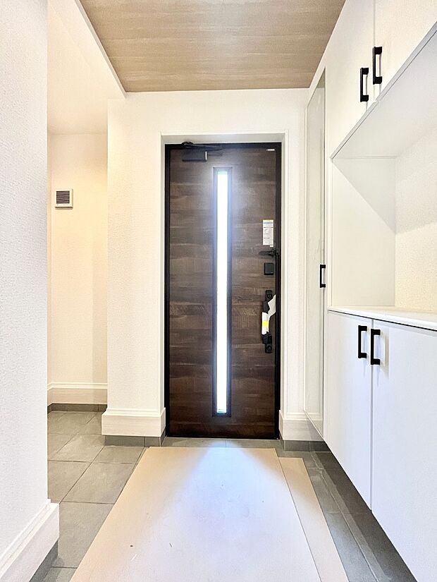 ~Entrance~ 家の中でお客様を迎える最初の場所である玄関は、家の印象そのものです!豊富な玄関収納で、常に綺麗に保つことが出来ます♪玄関にはたっぷり収納の下駄箱を完備!