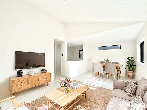 ご家族の賑やかな話し声で包まれる明るいリビング ※家具はCGです