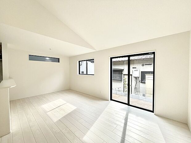 明るい陽光が注ぎ、寛ぎの雰囲気に満たされるリビング・ダイニング。