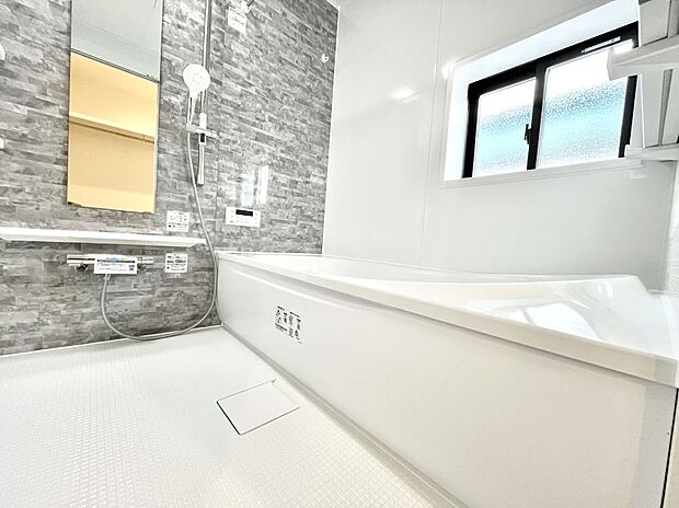 ~Bath Room~ 落ち着いた雰囲気の浴室で明日に向けてリフレッシュ。浴室乾燥機能も付いているので隣の洗濯機置き場で洗い上がった洗濯物を、雨の日も天気を気にせず乾燥させることも可能です。