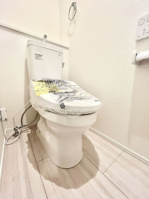 明るく清潔感のあるトイレです。