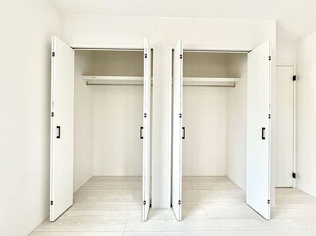 ～Closet～　壁面クローゼットがあればタンスを置く必要がなく、出っ張りのないスッキリ空間を維持できます。限られたスペースを有効に活用できそう。季節の衣類や趣味の品などたっぷり収納出来ますね♪