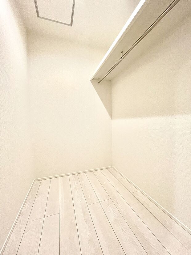 家族みんなの共有物を収納するのに便利なファミリークローゼット