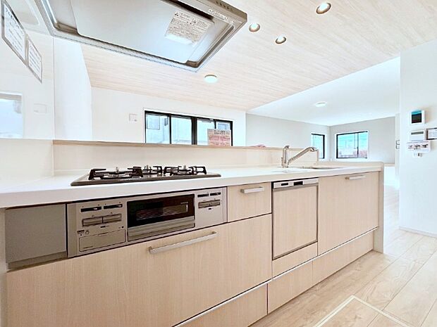 〜Kitchen〜　会話が弾むリビング、料理が愉しくなるキッチン。家は、ただ生活する場ではなく、暮らしを愉しく、快適にする場所。笑顔の毎日、安らぎの日々のために、最新の設備・仕様を採用。