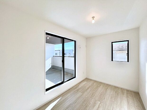 ~Bed Room~ 部屋数が多いのが戸建てのメリットです。ご家族が増えたことで手狭に感じていた住まいも戸建てでは各居室プライバシーを保つことができます。住まいにゆとりが生まれ心もリラックスできます♪