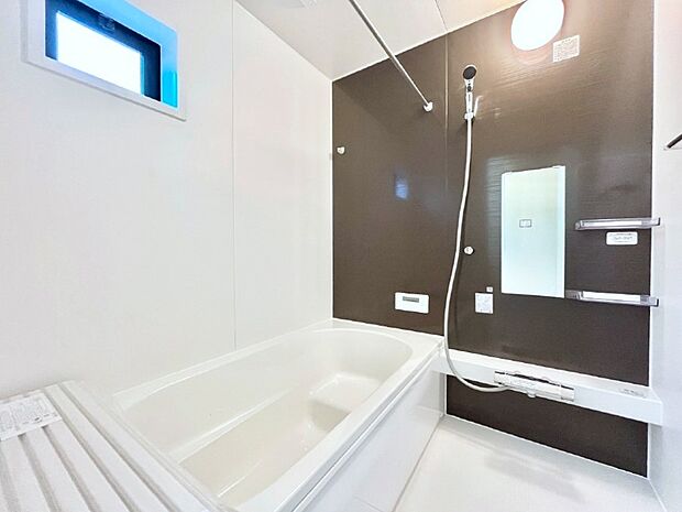 ~Bath Room~ 窓付きのバスルームは、採光もあり明るく気持ちの良い空間です。窓があることで、換気環境も良好。ゆったり寛げるバスルームで、毎日のバスタイムが楽しみになりそうです。