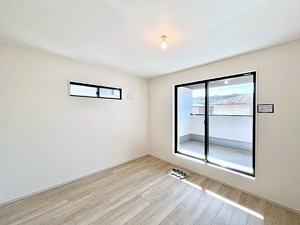 ~Bed Room~ 2面採光を確保した明るい室内は、風通しも良く、大変居心地の良い空間となっております。爽やかな風を感じて起きる朝は、快適生活の始まりに!日当たりや通風がとても良い住まい♪