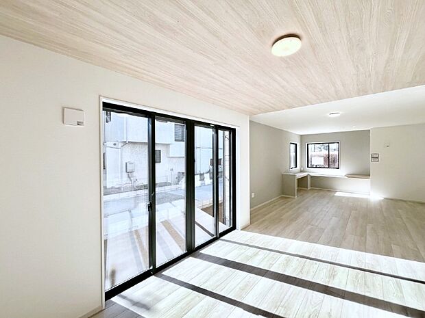 ~Living~ 飽きの来ないシンプルでおしゃれなLDK。大きな窓から日差しが差し込むので室内も明るく、家族の憩いの場としてピッタリです。開放感と日当たりの良さを是非ご覧ください!