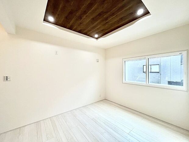 明るい陽光が注ぎ、寛ぎの雰囲気に満たされるリビング・ダイニング。