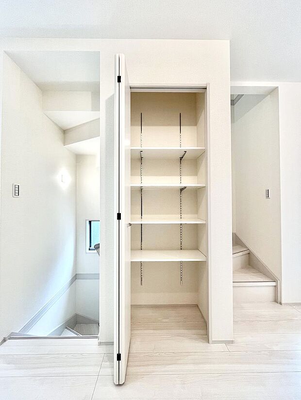 リビング収納。ここに収納があると物が集まるLDKがスッキリ片付きそうですね。