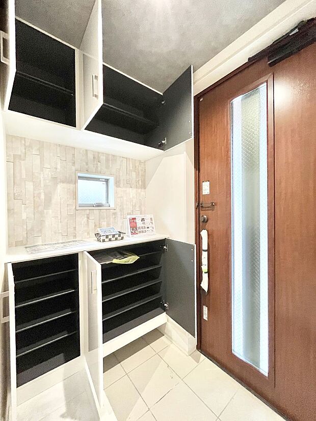 たっぷり収納できるシューズボックスで家族全員の靴も、玄関すっきり。