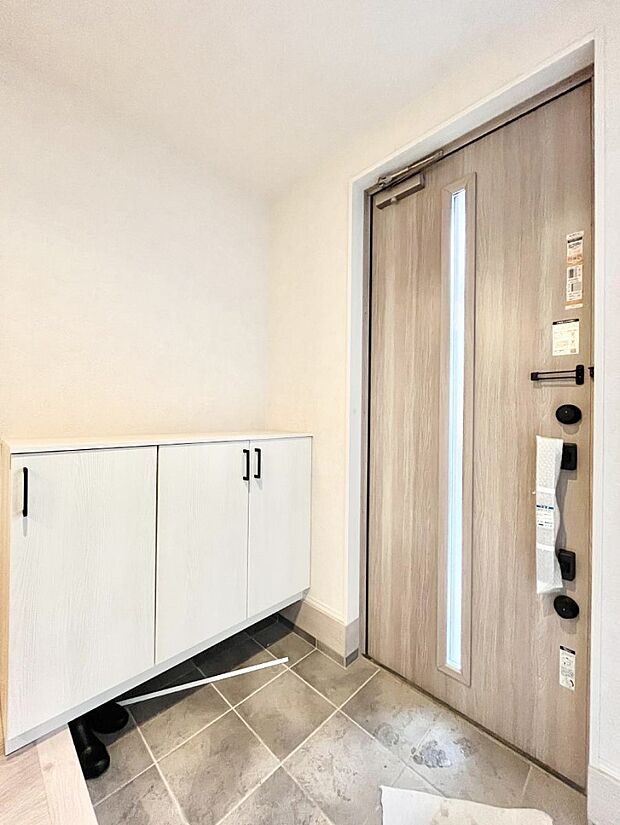~Entrance~ 家の中でお客様を迎える最初の場所である玄関は、家の印象そのものです!豊富な玄関収納で、常に綺麗に保つことが出来ます♪玄関にはたっぷり収納の下駄箱を完備!