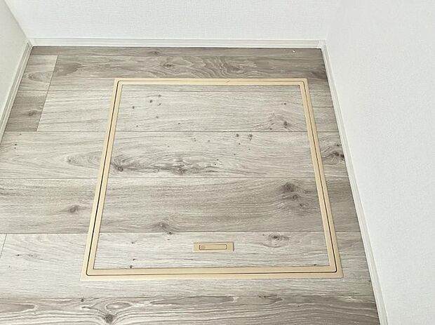 ウォークインクローゼット内にある床下収納。