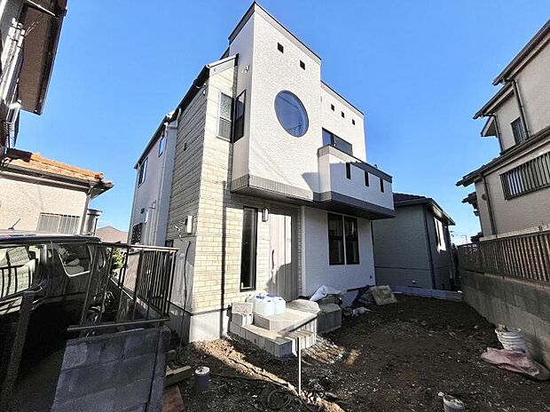 〜Exterior〜　一戸建ての大きなメリットは、自分達の「土地」を「自由に」使える事です。ガーデニングやＤＩＹ，車やバイクの趣味など様々な用途で利用できます。